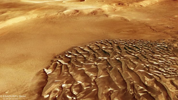 Mars Express сделал потрясающие снимки 100-метровых "металлических" волн на Марсе