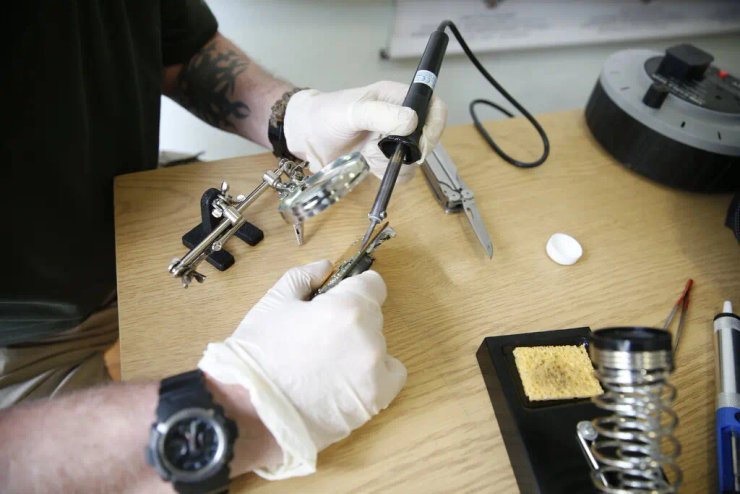 Следователь отпаял компонент от российского беспилотника-разведчика