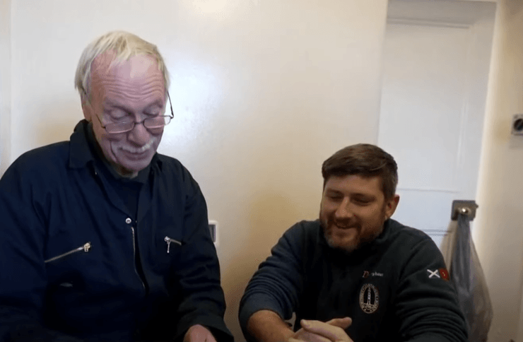 Лист, послання в пляшці, старовинний лист, послання з минулого, знахідка, старовинний маяк, лист у стіні, незвичайна знахідка