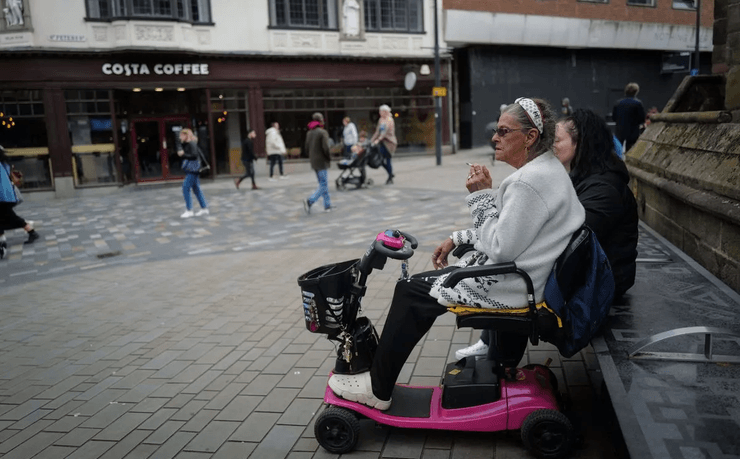 Жители Дерби, город в Англии, бездомные в городе, город-призрак, заброшенный город, плохое состояние города, нет развлечений