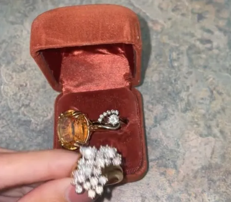 Знахідка в старому комоді, Нонея, ювелірні прикраси, золоті каблучки з діамантами, речі, викинуті на сміття, відео, тренди TikTok