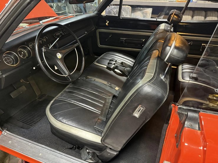 салон Plymouth Road Runner Superbird