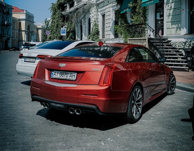 Спорткар Cadillac ATS-V 2015 года