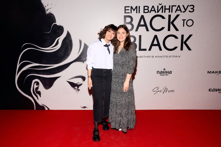 зліва Владлена Дедкова