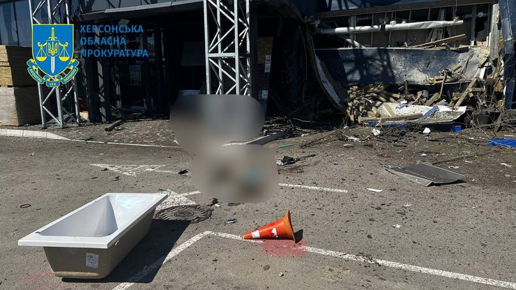 На момент обстрілу гіпермаркет працював, і в ньому перебував персонал та покупці.