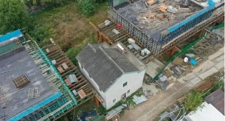 Китайський будинок-цвях, оточений будівництвом високошвидкісної залізниці