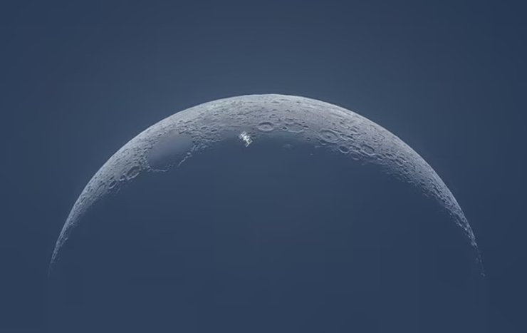 Місяць, космічна станція, МКС