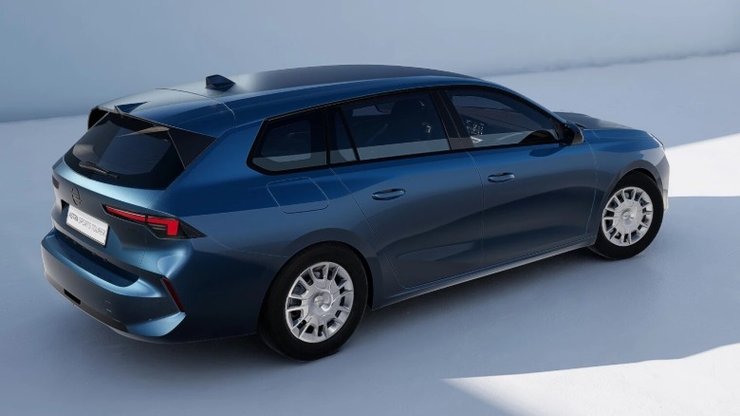 Синій універсал Opel Astra Sports Tourer у базовій комплектації Start, вигляд ззаду в три чверті
