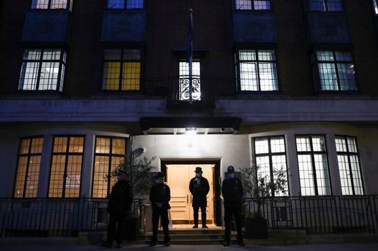 Принц Гарри, Принц Филипп, Частный самолет, Самоизоляция, Великобритания, Больница