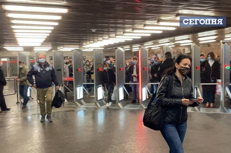 Киев, киевский метрополитен, очередь в метро, локдаун в Киеве