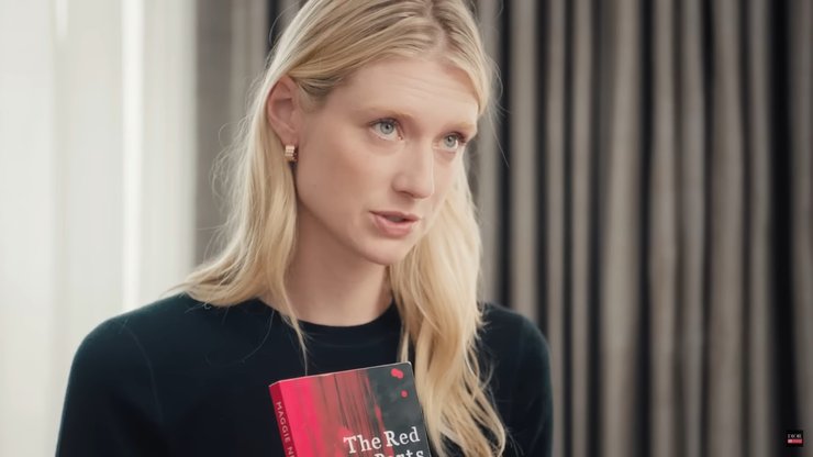 Элизабет Дебики, сумка диор, сериал корона, звезда сериала корона, актриса дебики