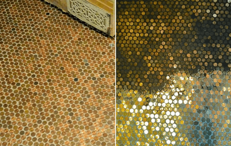 Пол в ванной комнате, выложенный сотнями монет