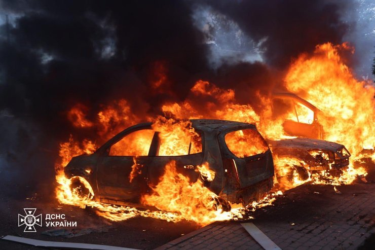 Горит машина в результате удара по Харькову 24 июля