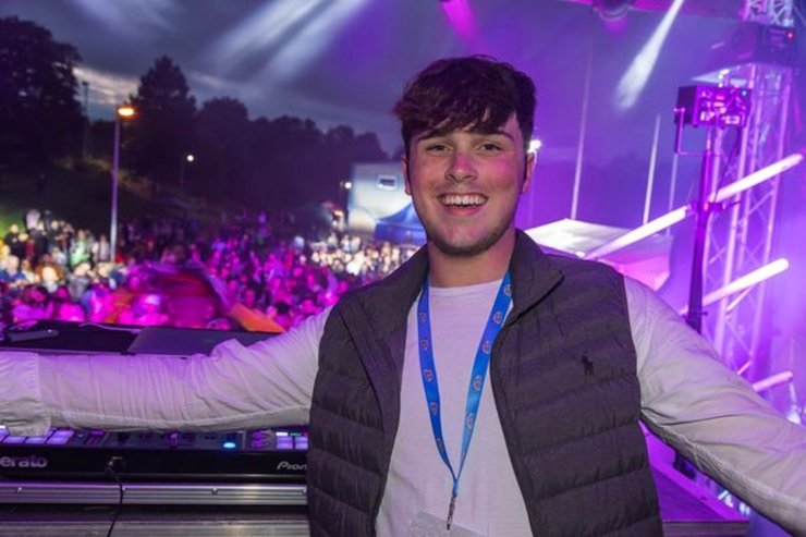 Подросток стал миллионером, миллионер, бросил школу, открыл свою компанию, бизнес, PR-компания, не сдал экзамены,