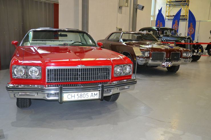 Chevrolet Impala і Oldsmobile Delta 88, виставка ретро авто, old car land, ретро авто