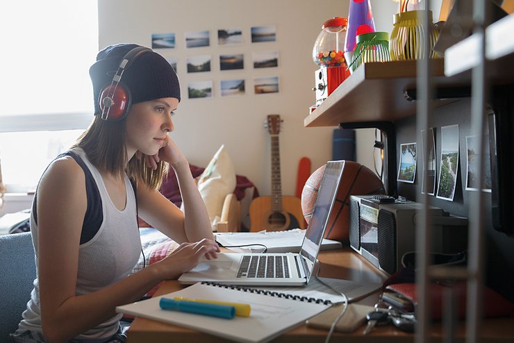 языковые курсы, зимние каникулы, Канада, США. девушка в наушниках, ноутбук, фото