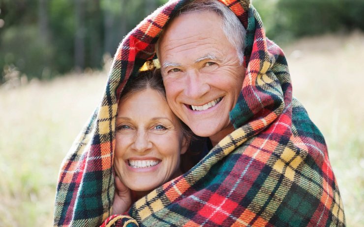 фото, женщина с мужчиной, накинувшие на себя плед