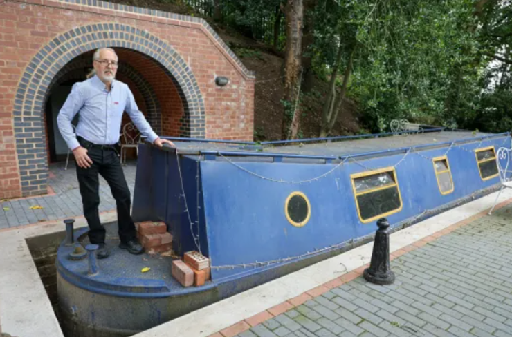 Стівен Кадді збудував канал для своєї 10-метрової баржі, проєкт винахідника, незвичний готель