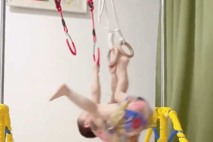 Маленький гімнаст із Китаю вразив людей своєю силою та гнучкістю