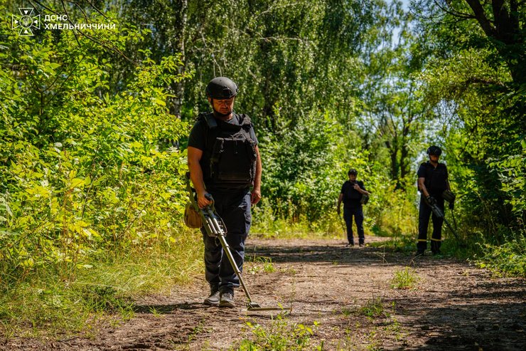 спасатели В Хмельницком продолжаются работы по ликвидации последствий детонации