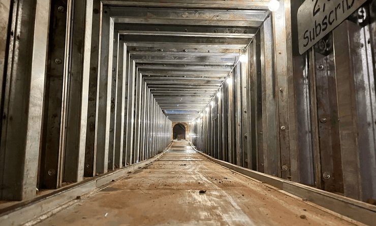 Мужчина построил современный бункер у себя в саду на случай конца света или Третьей мировой войны