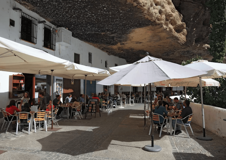 Унікальне містечко Іспанії, де вулиці мають кам'яні стелі замість неба