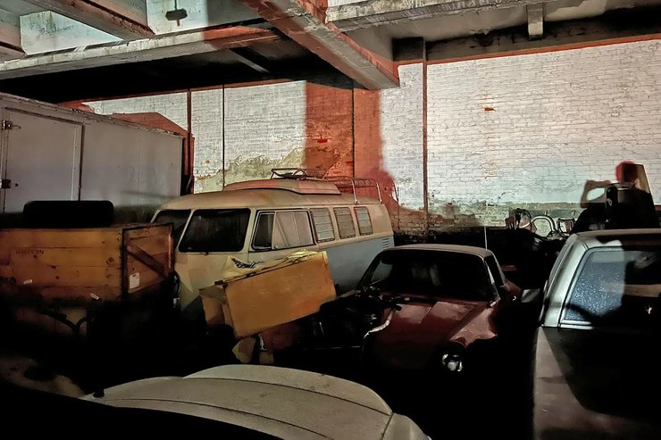 Заброшенная коллекция автомобилей