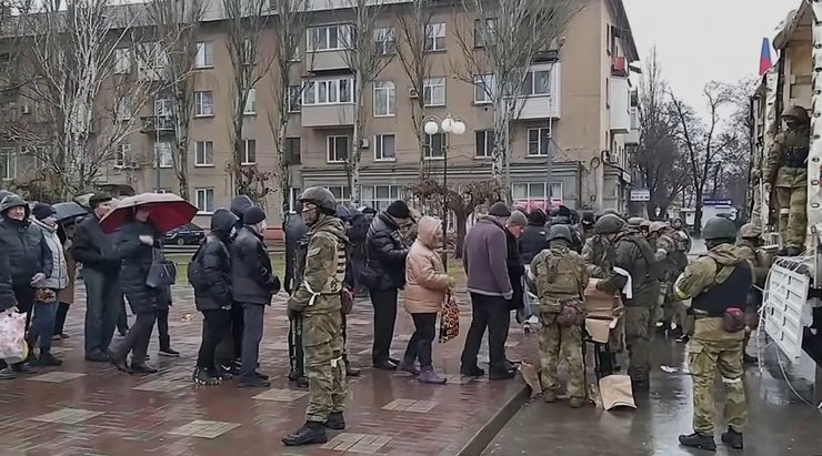 Раздача гуманитарной помощи в Мелитополе