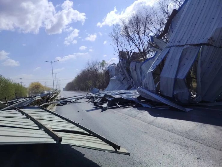 Дах заводу в Пекіні, що обвалився