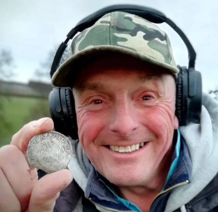 Охотник за сокровищами, серебряные монеты, раскопки, находки старинных вещей, аукционы, Великобритания, фото