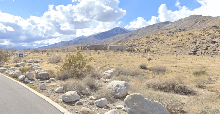 Пустынный ландшафт и холмы рядом с каньоном Андреас, где расположен закрытый частный клуб