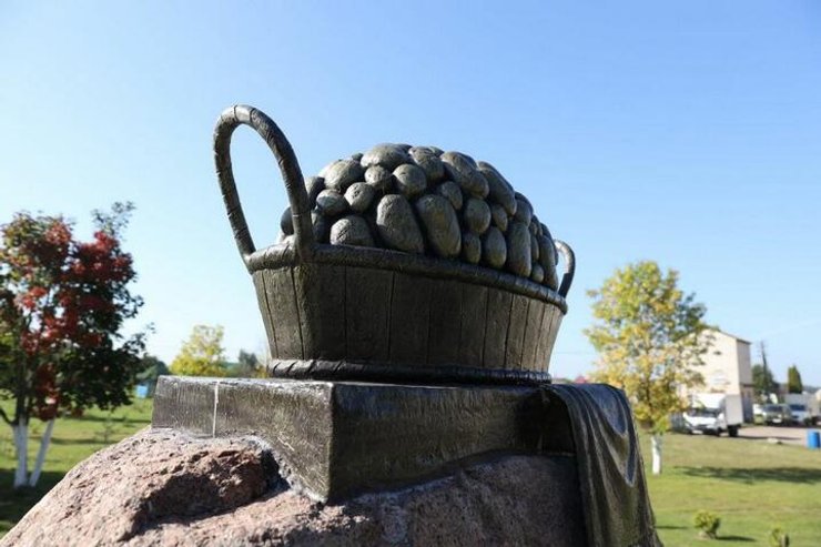 памятник, корзина картошки