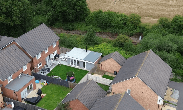 У Великій Британії чоловіка зобов'язали знести літній будиночок після скарг сусідів на шум ночами