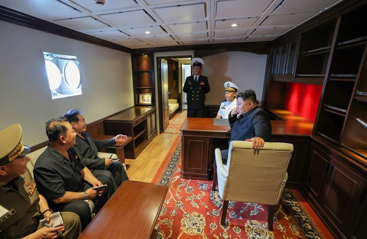 Ким Чен Ын на борту Choe Hyon