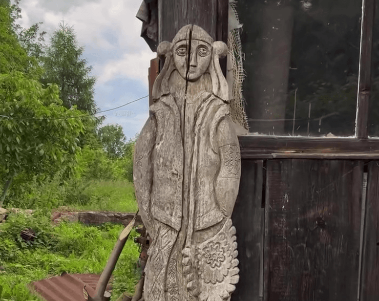 Хата в селі на Буковині, прикраси на фасаді
