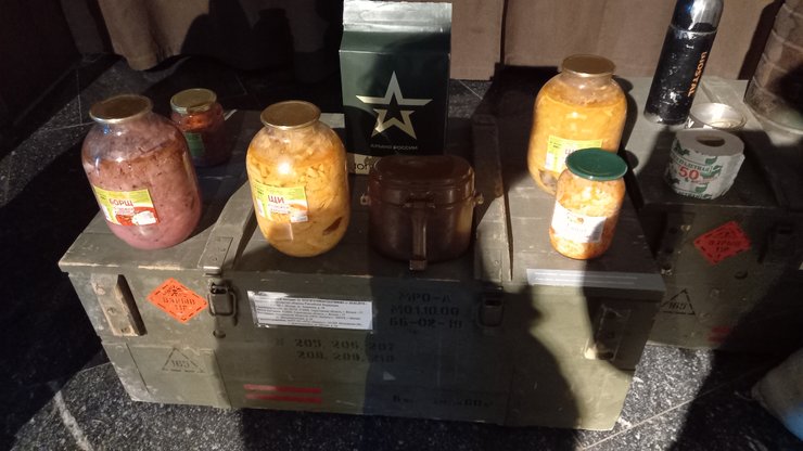 Стеклянные трехлитровые банки с этикетками "Щи" российских оккупантов