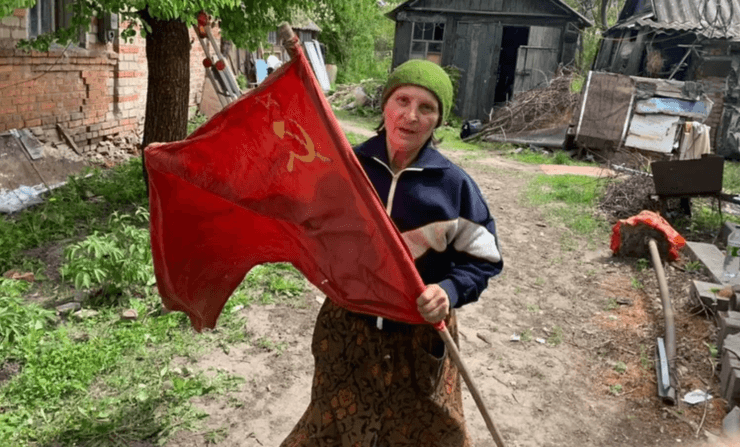 бабуся з червоним прапором, російська пропаганда, Ганна Іванова