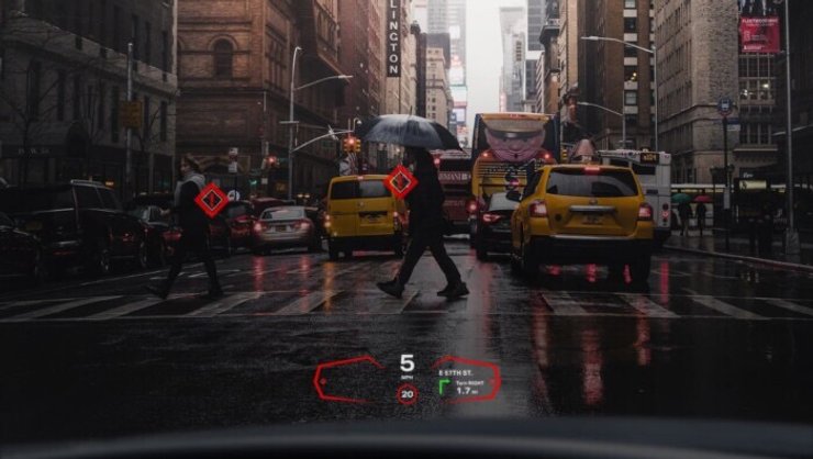 Система Envisics распознает разнsе объекты на дороге. Фото: Envisics