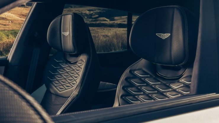 Премиальные кожаные сиденья Bentley Wellness в салоне электрокроссовера Bentley Torcal