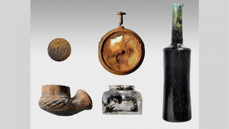 артефакты, бутылка, часы, курительная трубка