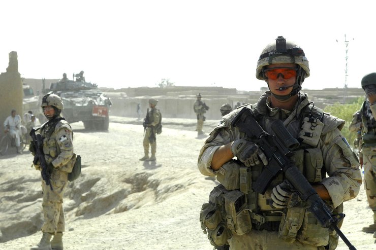 солдаты и техника в поле