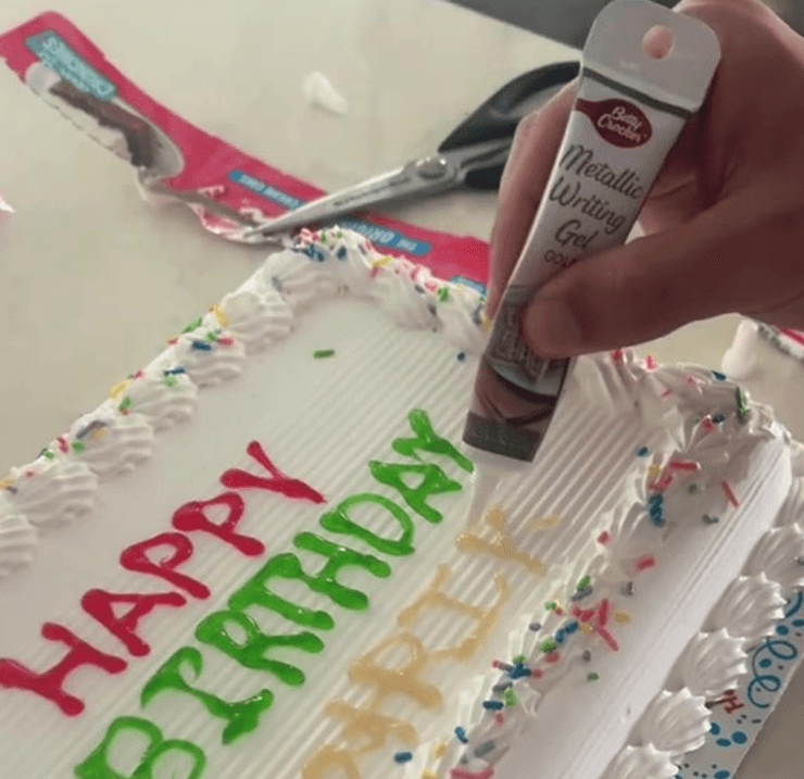 Брат сделал ошибку в надписи