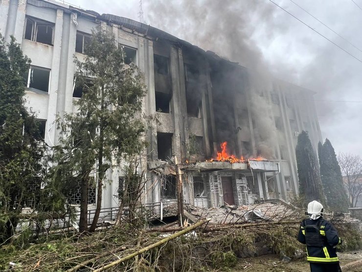 фото пошкодженя, ймовірно, Сумського військкомату 18 березня