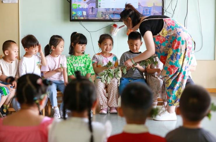 Директорку садочка звільнили за хабар від учня, коробка цукерок, подарунок для вчительки
