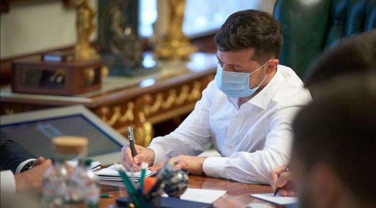 Володимир Зеленський підписує документи