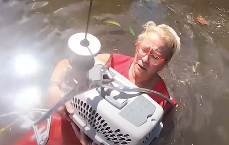 Женщину поднимают на вертолет, спасательная операция , ураган Иэн, флорида ураган