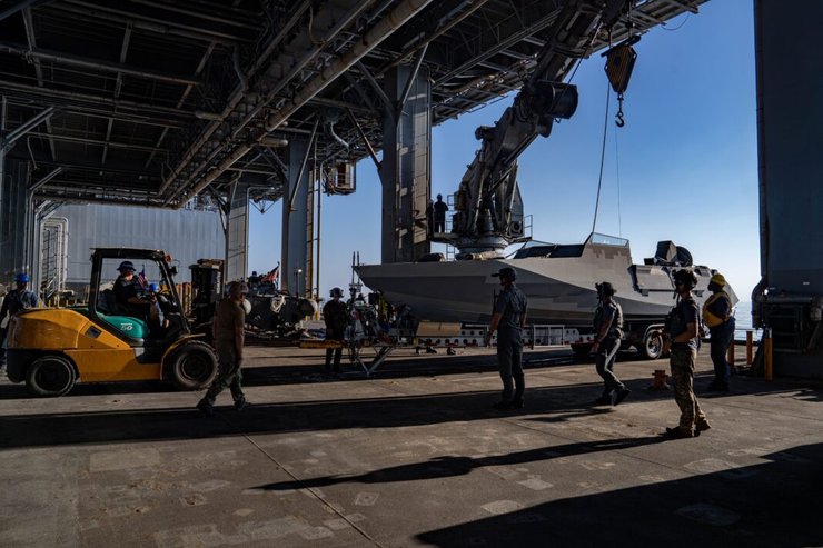 Катер Combatant Craft Assault ВМС США на базе в Оманском заливе