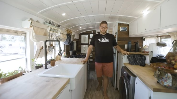 Дом на колесах из школьного автобуса