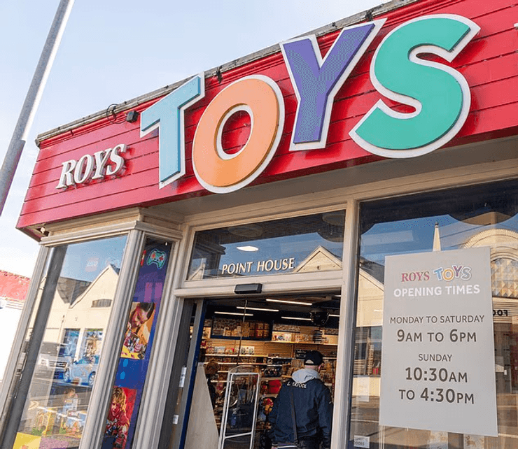 Вход в магазин Roys Toys в Норфолке, часть сети магазинов Roys