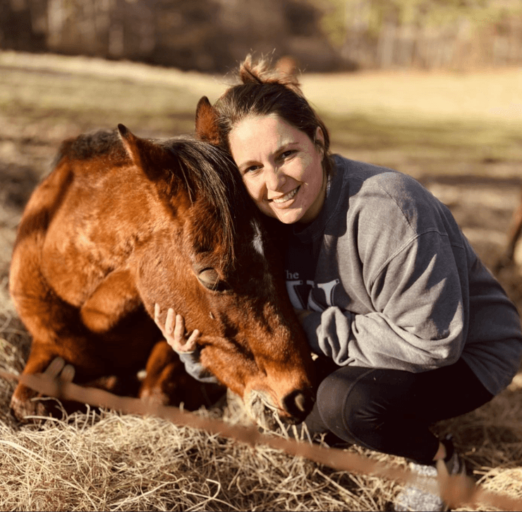 Женщина на ферме рядом с домашним животным, семья отказалась от продуктов из магазина